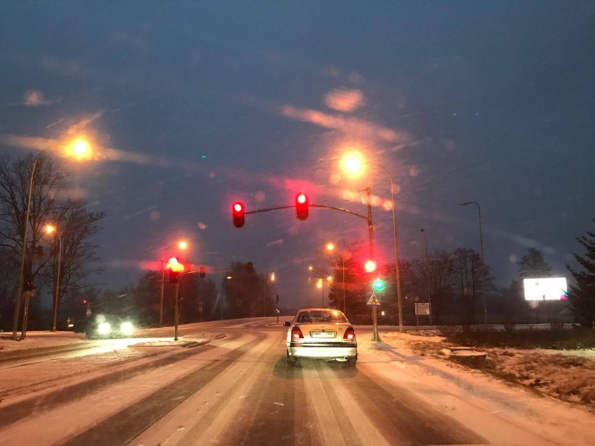 Powiat pucki: powrót śnieżnej zimy zaskoczył część kierowców. Wypadek w Jastarni [WIDEO]