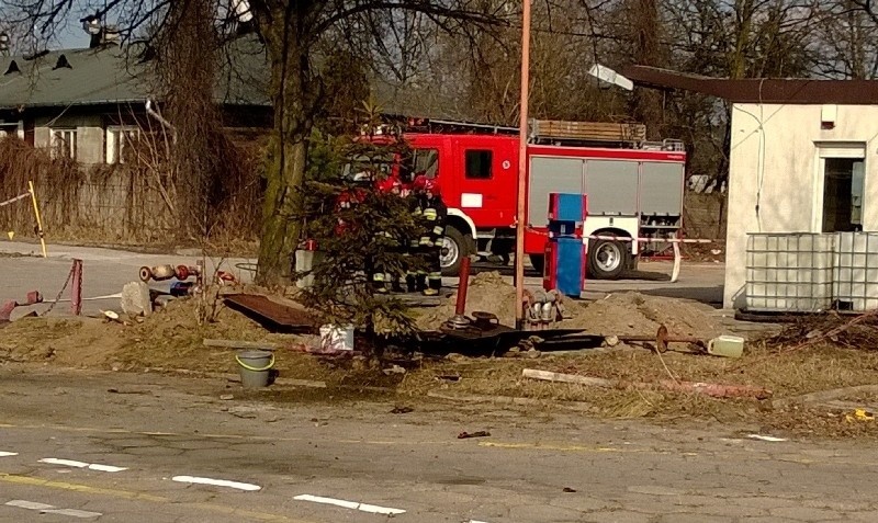 Wybuch na stacji paliw przy ul. Solec. Dwie osoby zostały ranne [ZDJĘCIA]