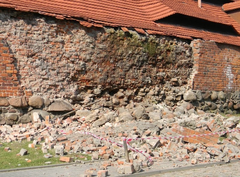 Zawalił się zabytkowy mur obronny w Byczynie. Cegła z...