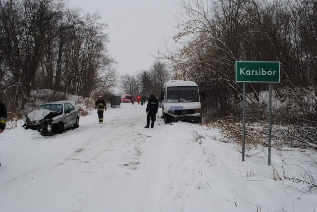 Najgroźniejszy wypadek miał miejsce wczoraj o godz. 11 na drodze Karsibór &#8211; Kłębowie, powiat wałecki, gdzie doszło do zderzenia aż trzech aut, sześć osób zostało rannych.