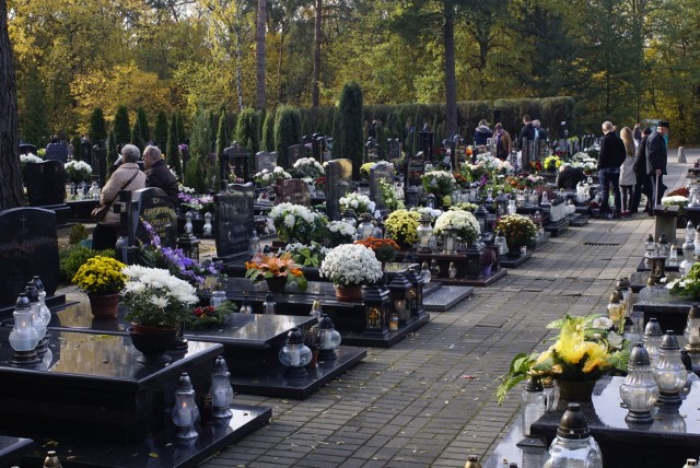 Rodziny zmarłych są zaniepokojone: nagły wzrost liczby zgonów spowodował opóźnienia w organizacji pogrzebów.