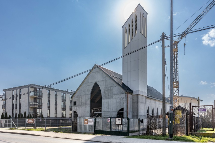 Na Azorach w Krakowie wznowiono budowę kościoła tuż obok bloków. Będzie kolejny problem z dzwonem?