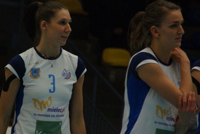 Jowita Jaroszewicz (z lewej) i Magdalena Hawryła (z prawej) opuszczają Mielec.