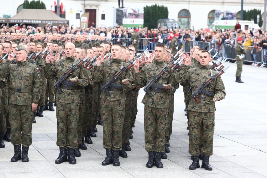 Warszawa: Przysięga wojskowa 2019 [ZDJĘCIA] 1800 żołnierzy WOT ślubowało na pl. Piłsudskiego. Szef MON zapowiada podwyżki pensji