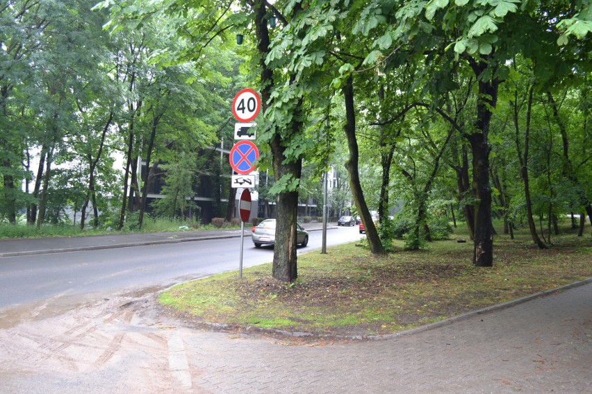 Przy skrzyżowaniu z Kościuszki stoi barierka na wypadek...