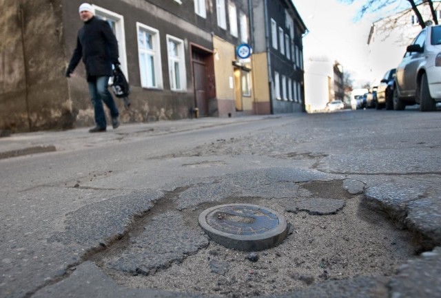 Drogowcy wyszli na ulice i łatają nierówności po odchodzącej zimie. Piszcie do nas, gdzie powinni się w Słupsku pojawić.