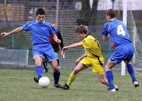 Juniorzy starsi Karpat Krosno (na niebiesko) zdobyli cenny punkt w Stalowej Woli.