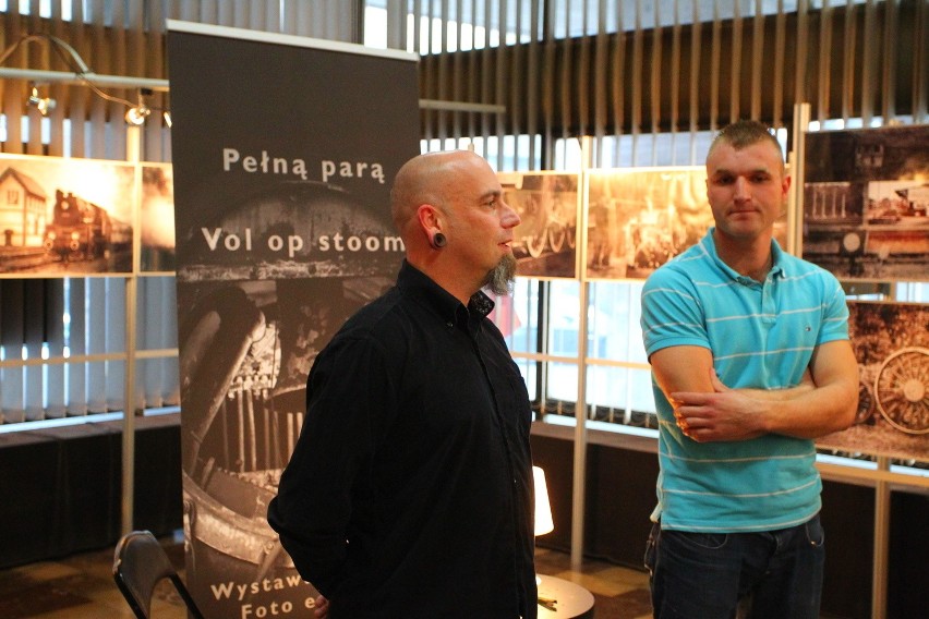 Nando Harmsen wraz z tłumaczem podczas wernisażu wystawy.