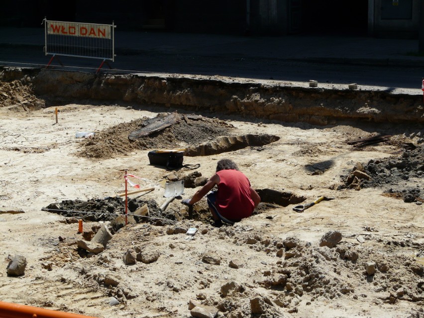 Na remontowanej ulicy Warszawskiej w Pabianicach archeolodzy odkopują trumny. Przy kościele św. Floriana był kiedyś cmentarz ZDJĘCIA