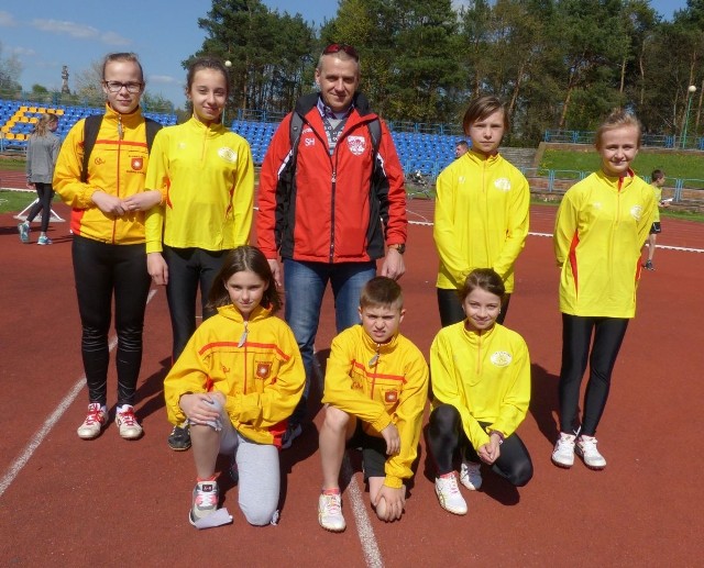 Słoneczko na „Czwartkach” - w górnym rzędzie, od lewej: Patrycja Stachowicz, Izabela Sala, trener Zdzisław Perepiczko, Oliwia Guzewicz, Katarzyna Rokita, w dolnym rzędzie: Nadia Kowalska-Drop, Jakub Duda, Izabela Banaś.