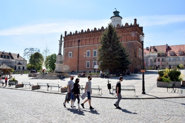 Na kolejnych infografikach przedstawiamy straty Sandomierza ze stałych podatków, opłat, obrotów z tytułu najmu i usług w zakresie instytucji pomocniczych, które nastąpiły z powodu wybuchu epidemii koronawirusa w naszym kraju. Porównany jest kwiecień 2020 roku do kwietnia 2019 roku. Przedstawiona na końcu kwota nie zawiera kilkudziesięciu dodatkowych pozycji wpływów do budżetu, które miały charakter jednostkowy i incydentalny, i nie sposób byłoby ich przedstawić w kolejnych infografikach, a podnoszą one kwotę strat, bowiem wystąpiły w kwietniu ubiegłego roku, a w tym roku ich nie odnotowano. Te dodatkowe kwoty podnoszą o kilkadziesiąt tysięcy złotych powyższej przedstawioną na końcu kwotę.Więcej na kolejnych slajdach >>>>>>>>>>>>>>