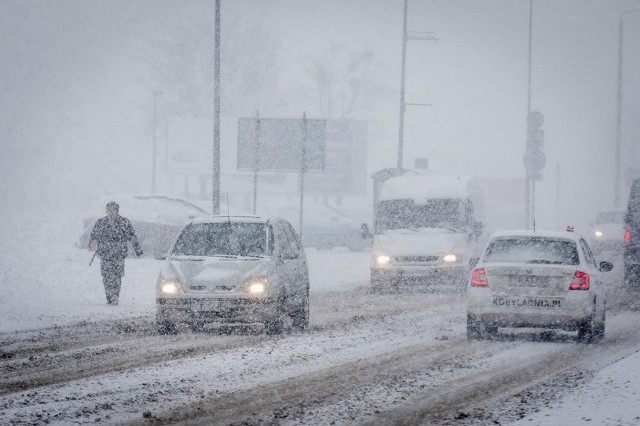 Od kilku godzin mamy w Toruniu dość intensywne opady śniegu. Przełożyło się to od razu na pogorszenie warunków jazdy w mieście. Od godziny 13 policja zanotowała 20 kolizji. Na wielu ulicach  tworzą się korki. Bieżące informacje o utrudnieniach w Toruniu znajdziesz>>>>TUTAJ