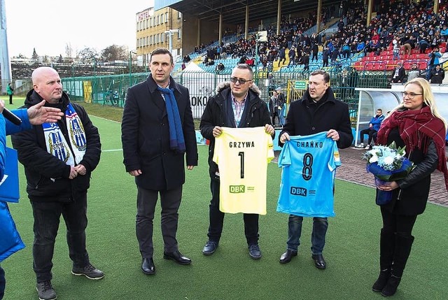 Jacek Chańko otrzymał przed meczem Stomilu Olsztyn z Wigrami Suwałki pamiątkową koszulkę olsztyńskiego klubu
