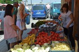 Duży ruch na sobotnim targu w Stalowej Woli. Było mnóstwo sezonowych owoców i warzyw. Zobaczcie ceny (ZDJĘCIA)