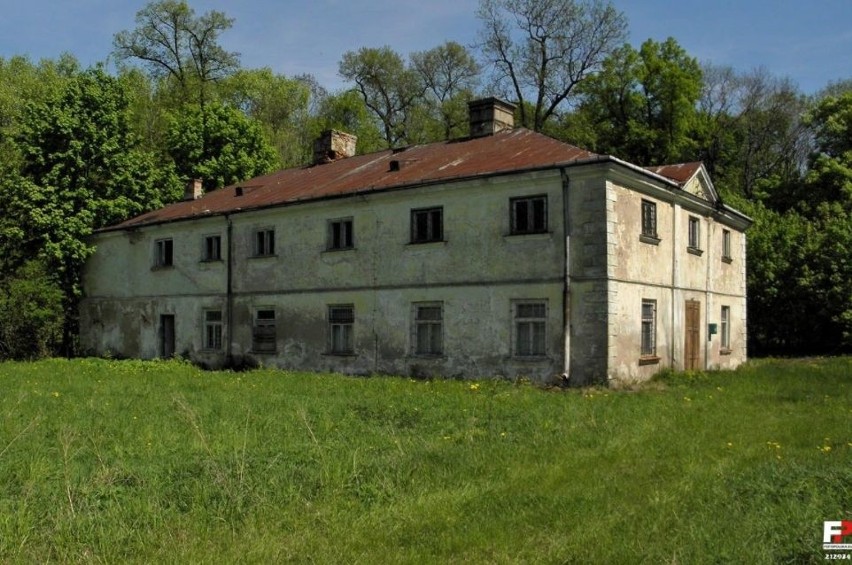 Gmina Orońsko chce przejąć pałac z parkiem w Łaziskach.