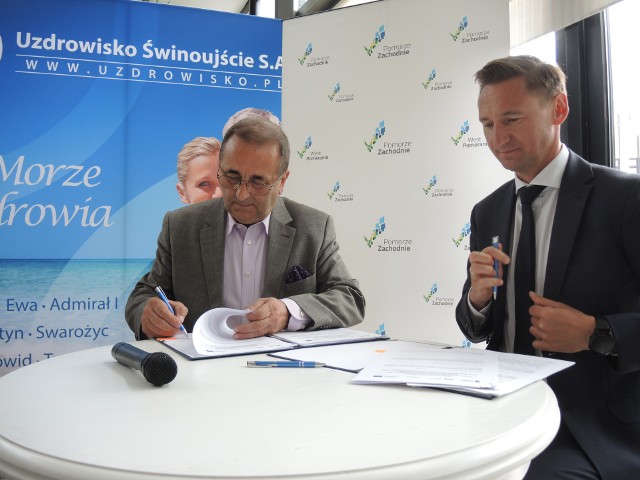 Od lewej: Janusz Żmurkiewicz i Olgierd Geblewicz w czasie podpisania umowy o dofinansowanie inwestycji.