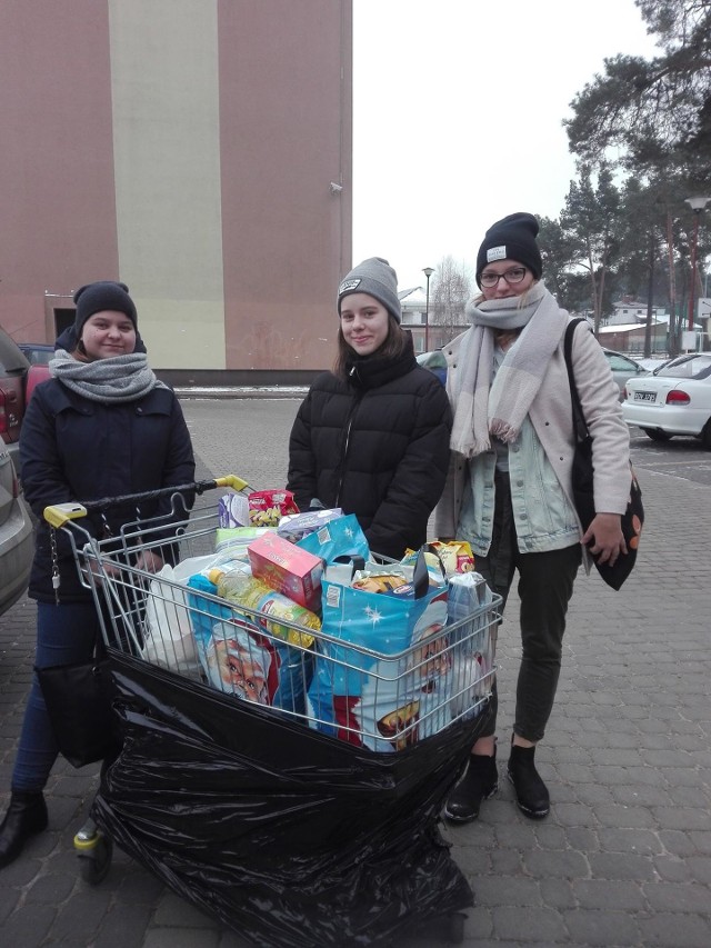 Młodzież z Publicznej Szkoły Podstawowej numer 2 w Kozienicach przygotowała paczki dla potrzebujących rodzin.