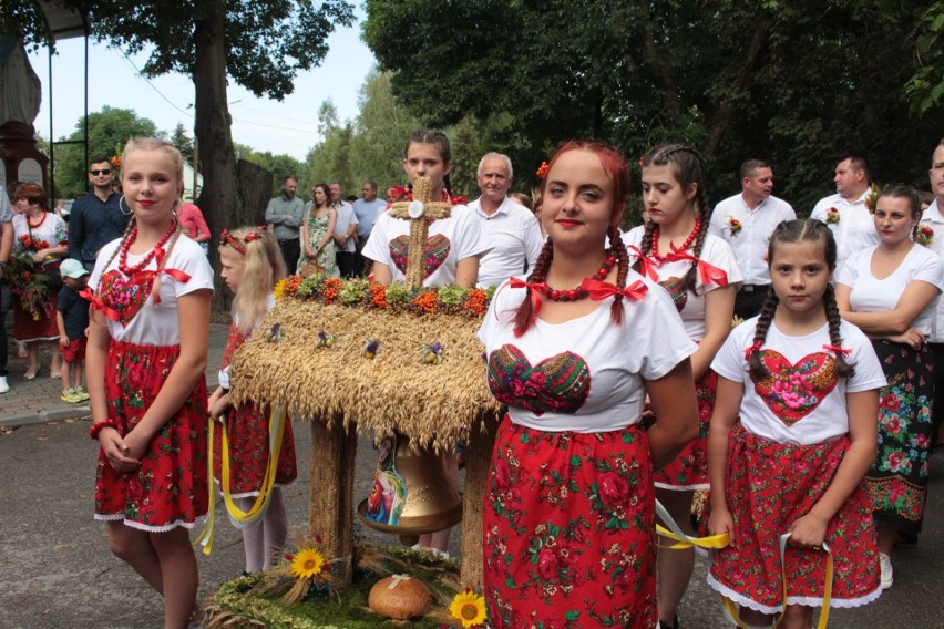 Parafianie z Wrzaw mieli dożynki. Były piękne wieńce i pachnący chleb [ZDJĘCIA]