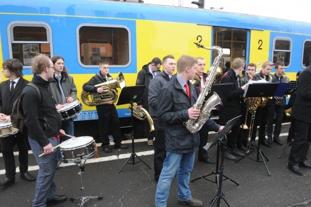 Organizatorzy akcji "Kolej na orkiestrę&#8221; rezerwują pociąg specjalnie dla siebie.