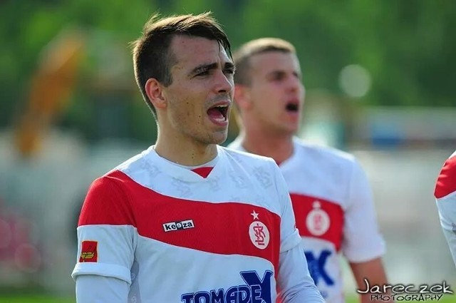 Na pięć kolejek przed końcem rozgrywek Łódzki Klub Sportowy zapewnił sobie awans do trzeciej ligi, a dzięki sześciu golom strzelonym w meczu z Mierzynem ma już sto zdobytych w tym sezonie bramek na swoim koncie.