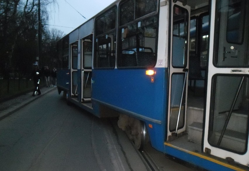 MPK Kraków. Tajemnicza seria wykolejeń tramwajów [ZDJĘCIA]