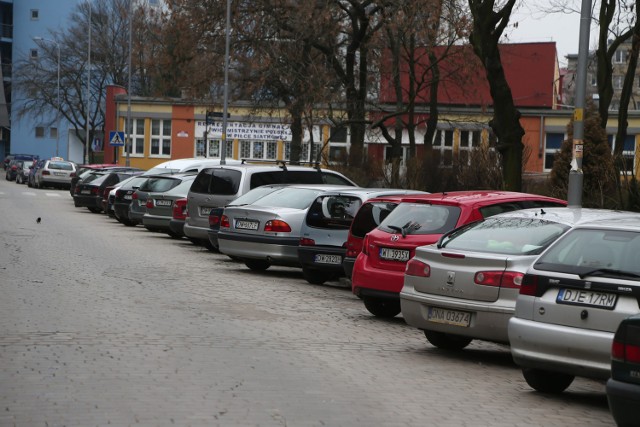 Parkując przy większości ulic w płatnej strefie, trzeba płacić. Ale nie jest to jeszcze wszędzie regułą. Przykład: ul. Pawłowa