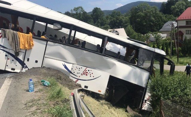 Wypadek na zakopiance: Autobus z dziećmi zderzył się z ciężarówką i osobówką