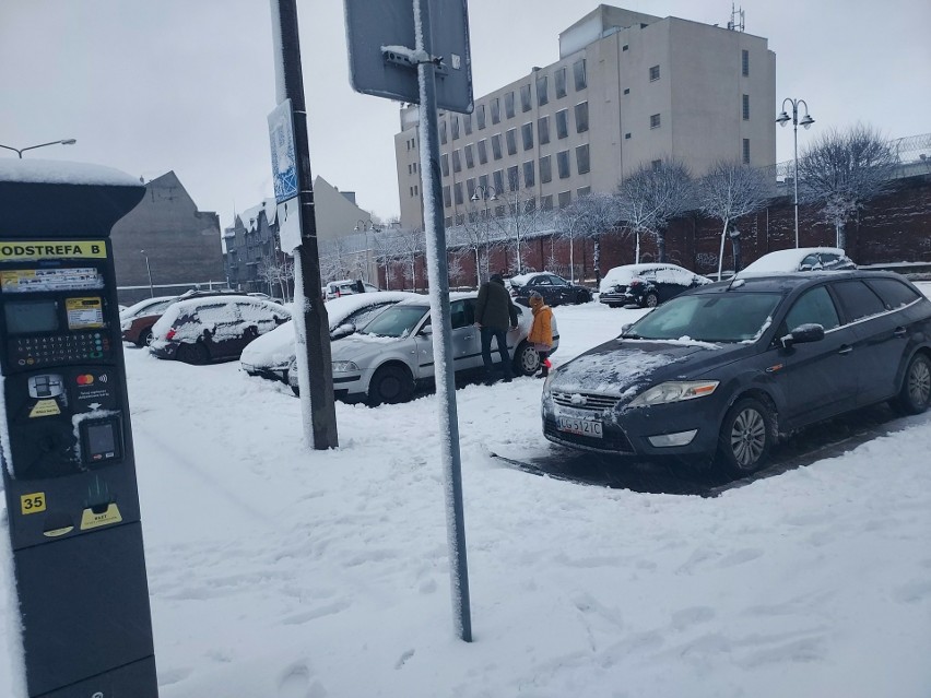 Parking przy targowisku na ul. Sienkiewicza w Grudziądzu w...