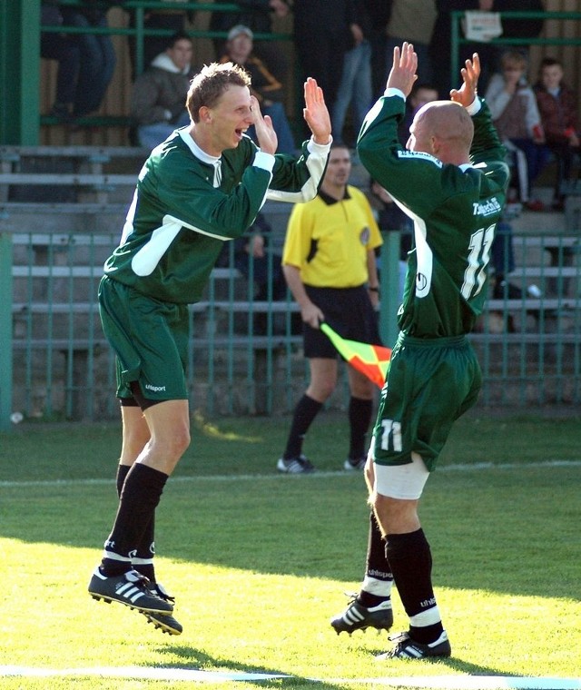 Damian Górski (z lewej) przyjmuje gratulacje od strzelca pierwszego gola dla KP, Marcina Miśty.