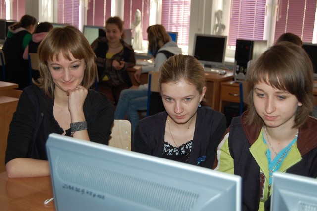 Uczennice II klasy gimnazjum dodały kolejne hasło do Regiopedii. Nz. od lewej: Sylwia Bielenda, Kamila Rusin, Monika Chruściel.