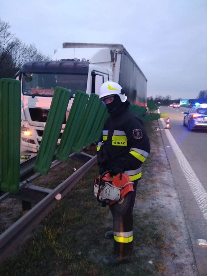 Wypadek na A4 pod Wrocławiem. Tir wbił się w bariery (ZDJĘCIA)