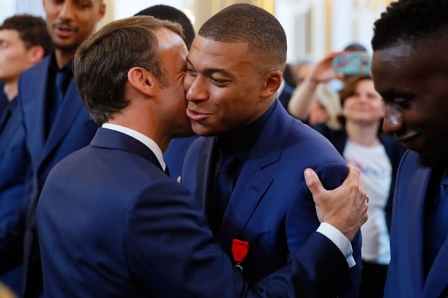 Prezydent Francji, Emmanuel Macron namówił gwiazdę światowej piłki Kyliana Mbappedo pozostania w PSG