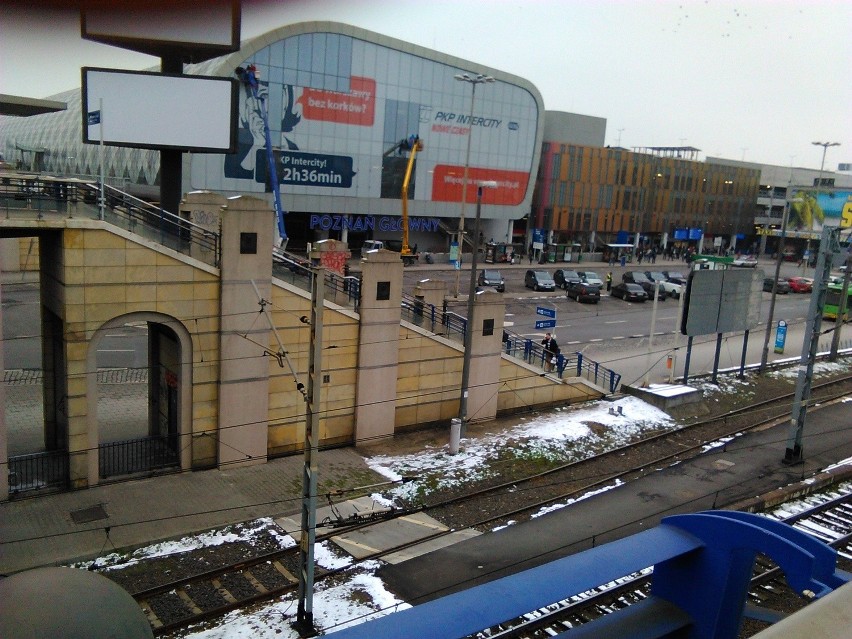 Dworzec PKP w Poznaniu: Znika wielka reklama