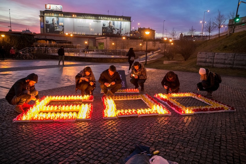 Setki zniczy stanęły na rondzie Mogilskim