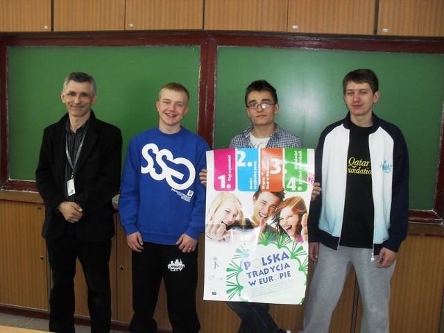 Szansę na wyjazd do Brukseli mają uczniowie "Zielonego&#8221; Rajmund Rojek, Mateusz Krupa i Damian Matysiak. Na zdjęciu z Jackiem Malickim, opiekunem grupy.