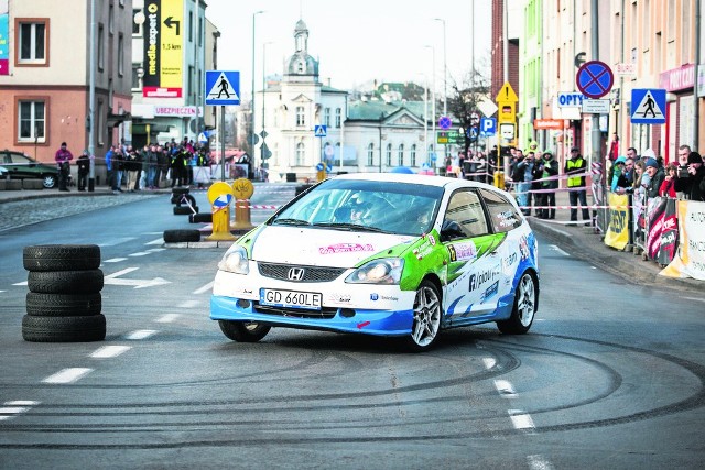 Najbardziej widowiskowy odcinek rajdu to superoes w centrum Koszalina. Planowy start przed ratuszem w niedzielę o godz. 15.15, rekordowa liczba załóg może go jednak odrobinę opóźnić