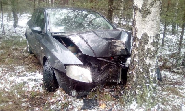 Do wypadku doszło w niedzielę, 27 stycznia, na drodze koło Tarnowa Jeziernego. Kierujący fiatem stilo chcąc uniknąć uderzenia w zwierzę wypadł z drogi i rozbił się o drzewo.Kierowca fiata stilo jechał z żoną do Nowej Soli. Koło Tarnowa Jeziernego na drogę wbiegło leśne zwierzę. – Kierujący chcąc uniknąć zderzenia ze zwierzęciem zjechał z drogi – mówi podkom. Maja Piwowarska, rzeczniczka wschowskiej policji.Kierujący i jego żona trafili do szpitala. Zawiózł ich tam znajomy. Kobieta doznała złamania obojczyka. Kierujący ma uraz kręgosłupa. Zobacz też: Śmiertelny wypadek na drodze krajowej nr 31. Nie żyją dwie osoby