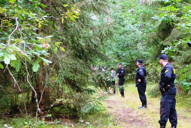 Policja została postawiona na równe nogi. Funkcjonariusze poszukiwali 74-latkę, która poszła na grzyby i zabłądziła w lesie.Policjanci, a także strażacy zostali skierowani do poszukiwań 74-letniej kobiety, która wybrała się sama do lasu na grzyby. Zaginioną udało się odnaleźć dopiero po kilku dniach, na polu kukurydzy. Była już martwa.WIĘCEJ NA KOLEJNYM SLAJDZIEZOBACZ TEŻ FILM: O KROK OD TRAGEDII