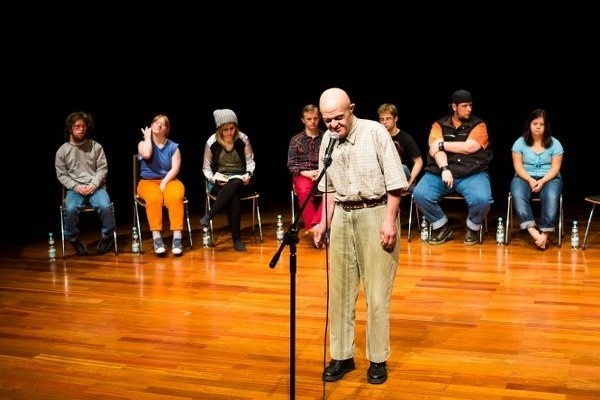 Sceny ze spektaklu Jérôme Bela „Disabled Theater”