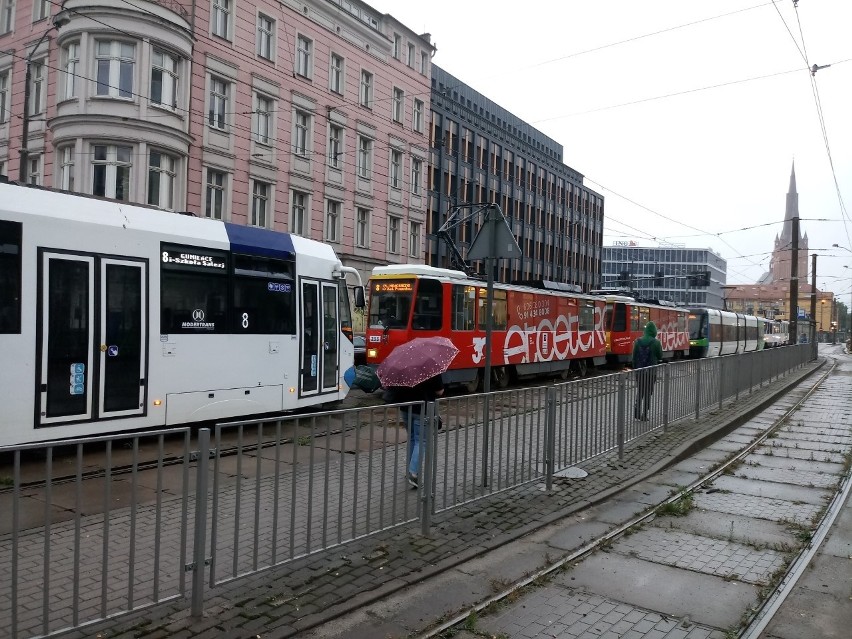 Auto na torach w centrum Szczecina. Chwilowe utrudnienia w kursowaniu tramwajów