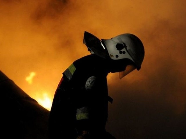 Strażacy już kilka godzin walczą z pożarem w Borzęcinie. W akcji uczestniczy osiem zastępów straży pożarnej.