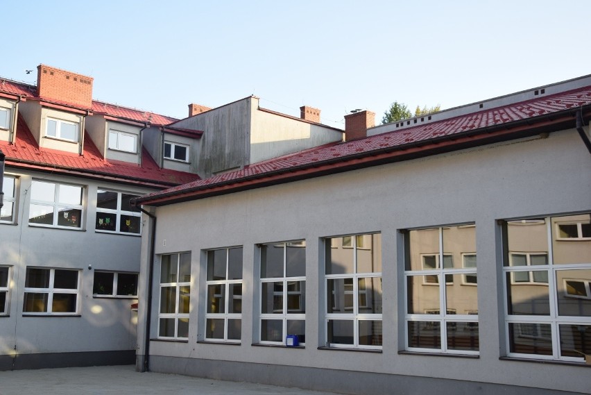 Szkoła w Jerzmanowicach, obok której zaczęto budować scenę w...