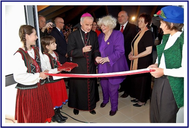 Historyczna chwila, otwarcie "Szklanego Domu" w Ciekotach w 2010 roku.