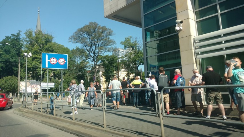 Gigantyczne kolejki przed oddziałem NBP w Katowicach czekają...