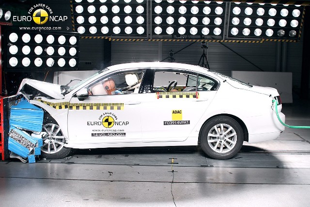 Pięć gwiazdek za bezpieczeństwo ogólne dla nowego Passata jest wynikiem rezultatów uzyskanych w czterech dziedzinach: ochrona dorosłych pasażerów i dzieci w samochodzie, ochrona pieszych oraz wspieranie bezpieczeństwa. Fot. Euro NCAP