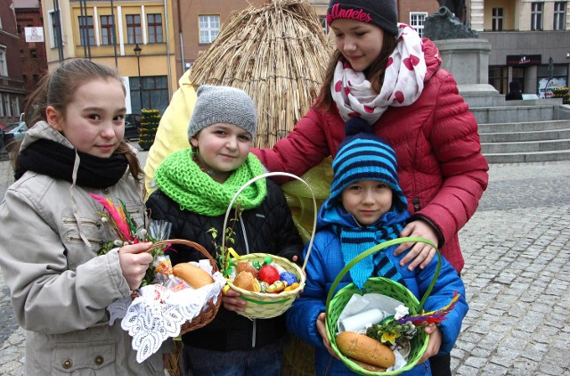 W Wielki Piątek siostra Eugenia i Ewa Tylicka przygotowywały grób Pański w Bazylice. W sobotę święcono pokarmy i odwiedzano grudziądzki rynek gdzie atrakcją dla dzieci są żywe króliki. Ze swoimi święconkami do domu wracają Dominika Spręglewska, Magda Moździńska, Amelka Żuchowska i Łukasz Pawłowski.