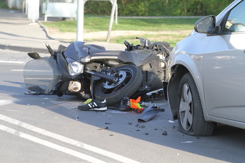 Wrocław: Wypadek dwóch aut i motocykla. Aż 4 ranne osoby trafiły do szpitala [ZDJĘCIA]
