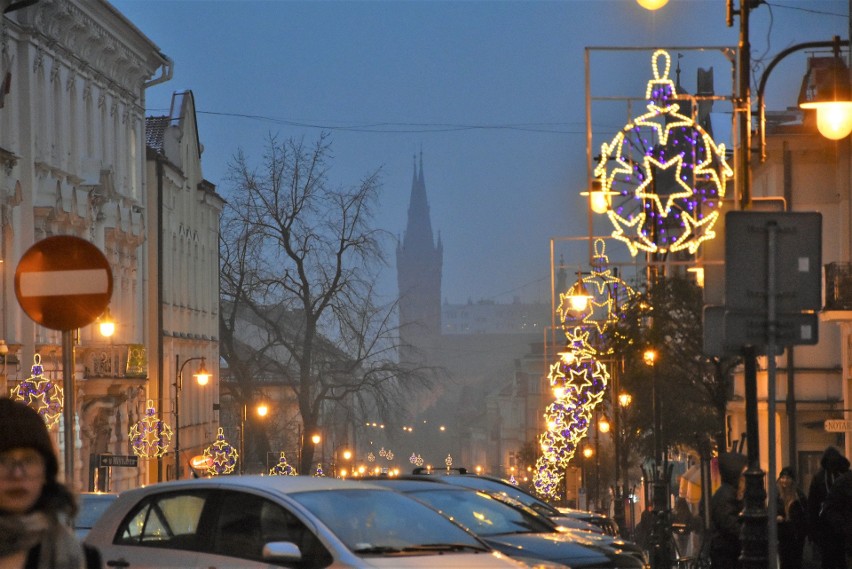 Świąteczne iluminacje rozświetliły Tarnów. Na ulicach miasta pojawiły się kolorowe dekoracje i ozdoby oraz mnóstwo światełek [ZDJĘCIA]