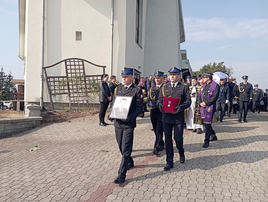 Strażacy z regionu łódzkiego pożegnali aspiranta sztabowego Jana Biernata ze Skierniewic. Strażak zmarł podczas akcji gaśniczej