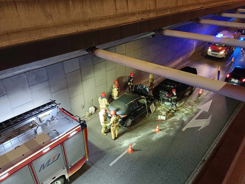 Wypadek w tunelu trasy W-Z. Zderzyły się 2 samochody osobowe, 3 osoby zostały poszkodowane